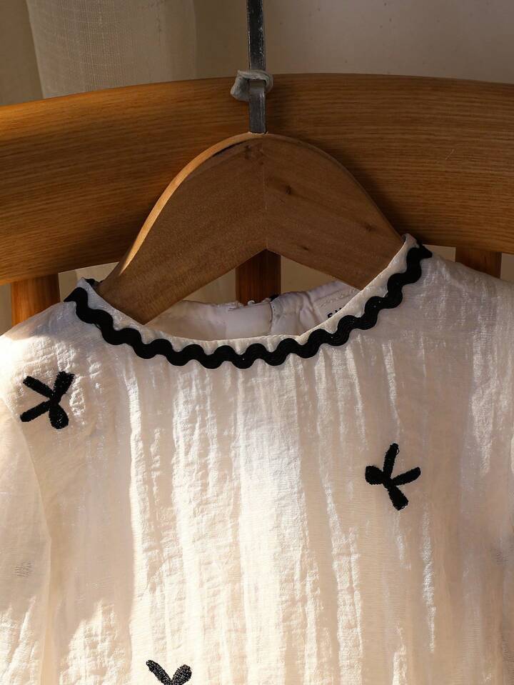 PELELE BLANCO EN SEDA CON MOÑOS BORDADOS