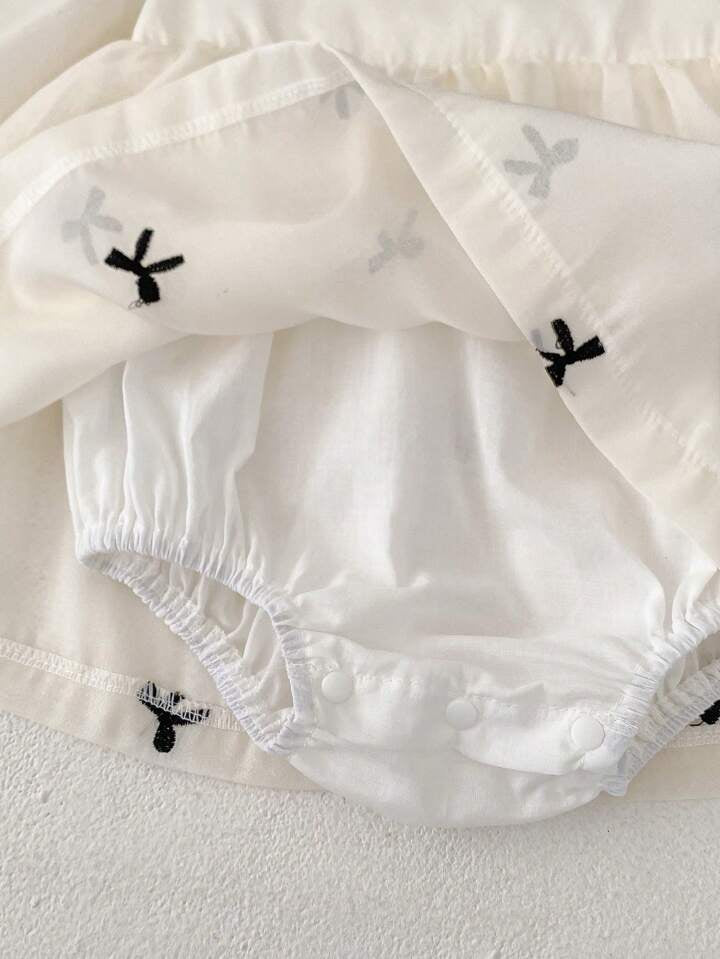 PELELE BLANCO EN SEDA CON MOÑOS BORDADOS